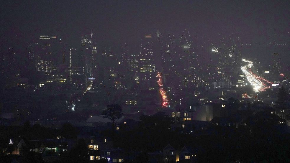 Die Skyline der nordkalifornischen Metropole ist ungewöhnlich dunkel. Foto: Jeff Chiu/AP/dpa