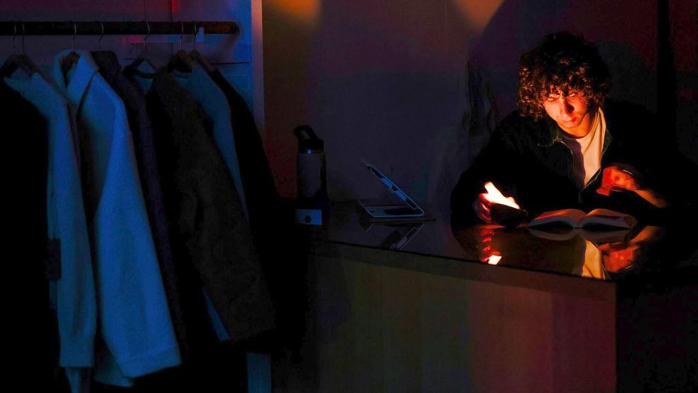 Ein Mann liest während des Stromausfalls in San Francisco bei Kerzenlicht. Foto: Yalonda M. James/San Francisco C