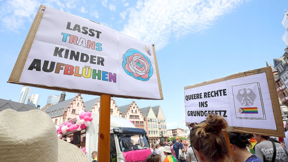 Ein Protestschild mit der Aufschrift „Lasst Trans Kinder aufblühen“ – ein Ausdruck der gesellschaftlichen Debatte um Geschlechtsidentität, deren Folgen viele Familien unmittelbar erleben. Foto: IMAGO/Müller-Stauffenberg