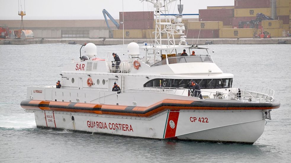 Ein Schiff der italienischen Küstenwache hat 50 Menschen vor Lampedusa gerettet. (Archivbild) Foto: Valeria Ferrario/AP/dpa