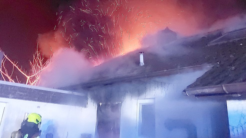 Die Feuerwehr rückte am Samstagabend zu einem Brand in Jheringsfehn aus. Foto: Bodo Wolters