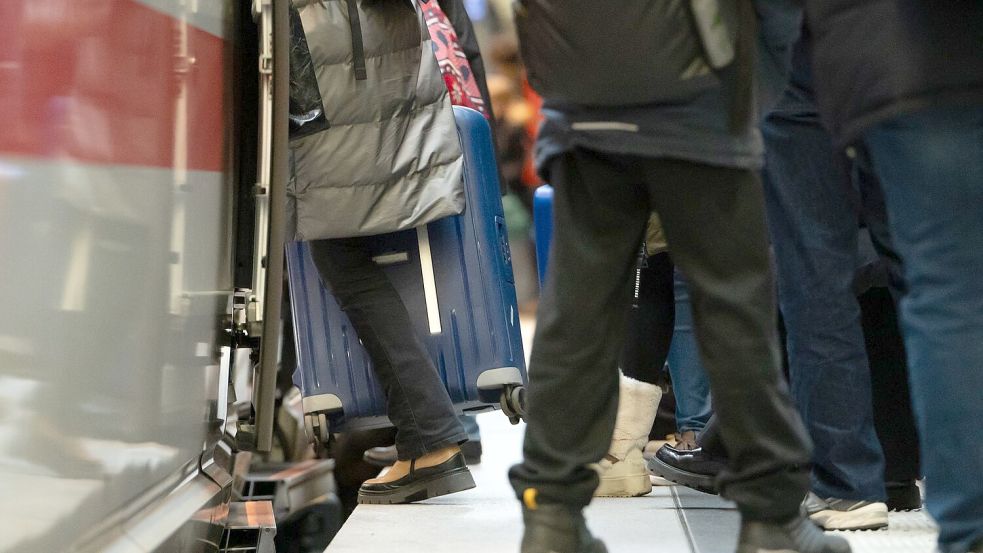 Über die Feiertage verreisen viele Menschen mit der Bahn. (Archivbild) Foto: Markus Lenhardt