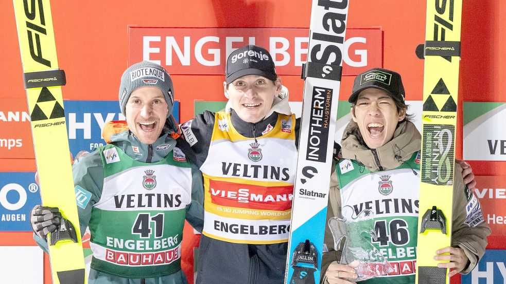 Nur Dauersieger Prevc (M) war am Samstag stärker als Hoffmann. Foto: Urs Flueeler