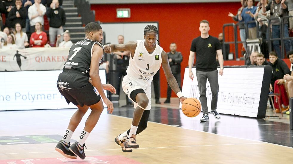 Amir Hinton (am Ball) ist aktuell absoluter Leistungsträger bei den Dragons. Foto: Rolf Kamper