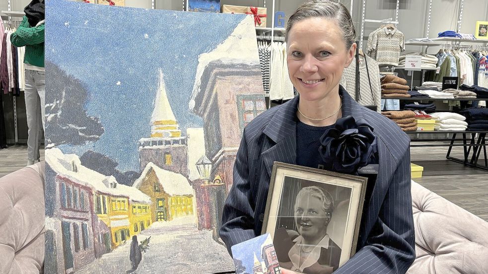 Silomon-Geschäftsführerin Heida Haltermann mit dem Nachdruck der Postkarte und einem Porträt ihrer Urgroßmutter Margarete Cramer, die im Ersten Weltkrieg und von 1926 bis 1950 das Modehaus führte und in den Kriegen zuerst um ihren Mann, später um ihre Söhne bangte. Foto: Karin Böhmer