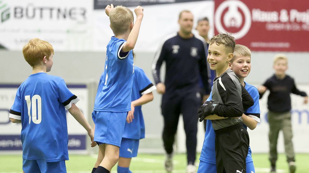Groß war der Jubel bei den E-Junioren des TuS Esens, nachdem Torwart Lenn Havemann (Mitte) das Siegtor im dramatischen Achtelfinale erzielt hatte. Foto: Jens Doden/ Emden