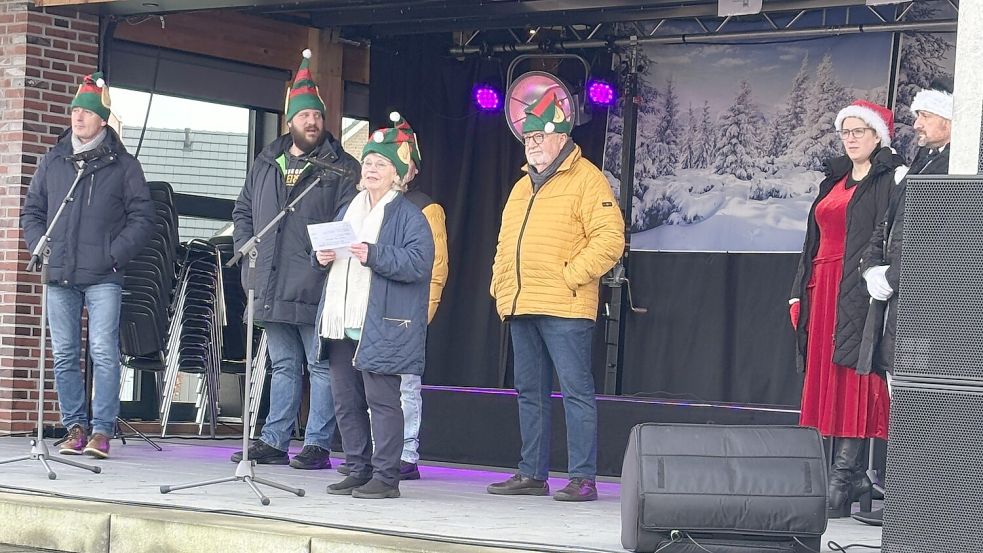 Ortsbürgermeisterin Margarete Niemann begrüßte gemeinsam mit ihrem Team am Sonntag die ersten Besucher auf dem Weihnachtsmarkt. Foto: Horst Kruse