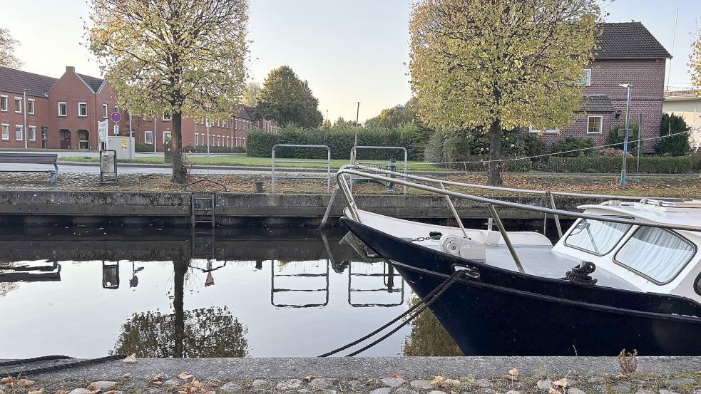 Direkt am Auricher Hafen sollen zehn bis zwölf Stellplätze für Wohnmobile entstehen. Foto: Mieke Matthes