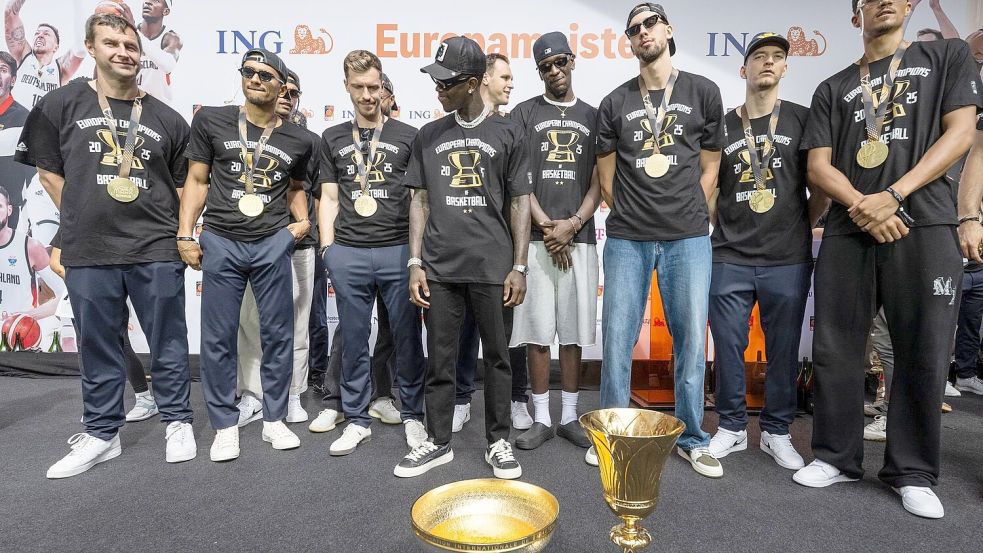 Die Basketballer feierten in Frankfurt das Titeldouble. (Archivbild) Foto: Boris Roessler
