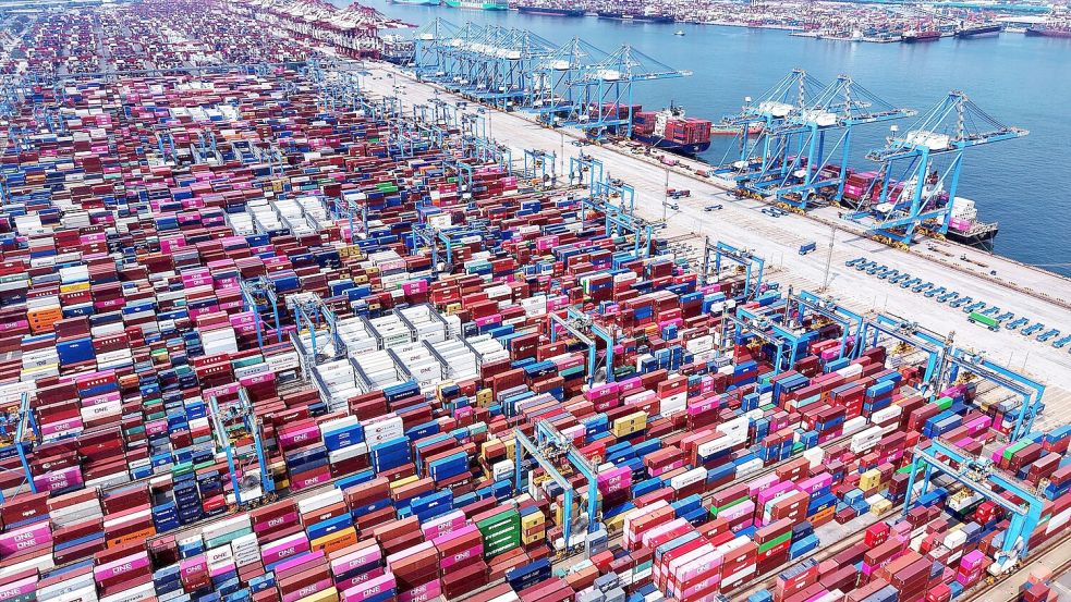 Die USA haben nach Angaben des Weißen Hauses seit Januar gut 235 Milliarden US-Dollar an Zöllen eingenommen. (Symbolbild) Foto: Uncredited/CHINATOPIX via AP/dpa