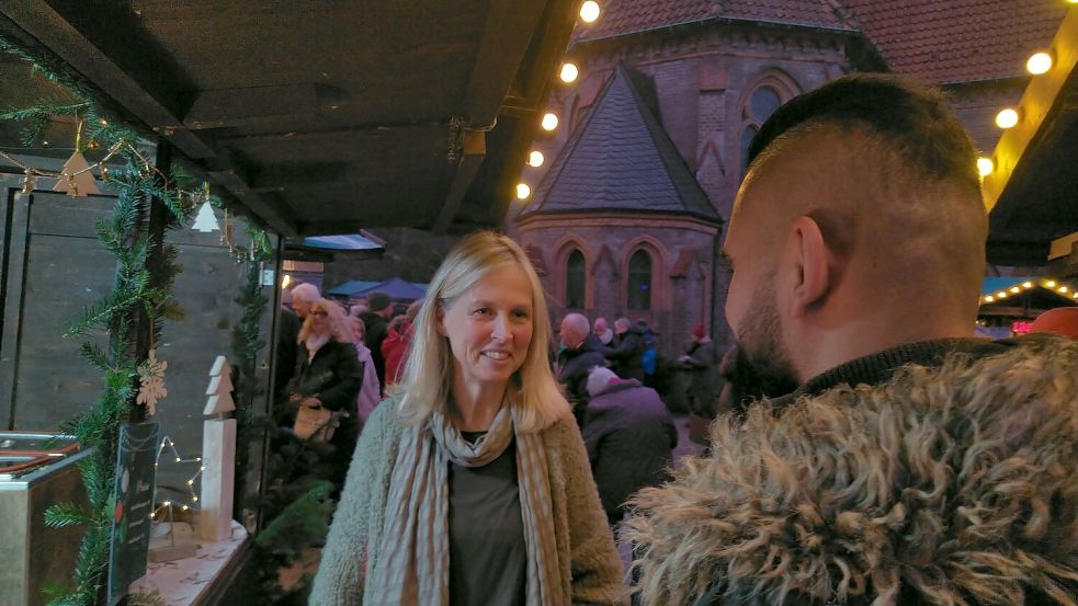 Dank Sozialarbeiterin Susanne Meier-Wiedenbach kann Tawfeeq den Weihnachtsmarkt in Alt-Georgsmarienhütte besuchen. Foto: Julian Blome