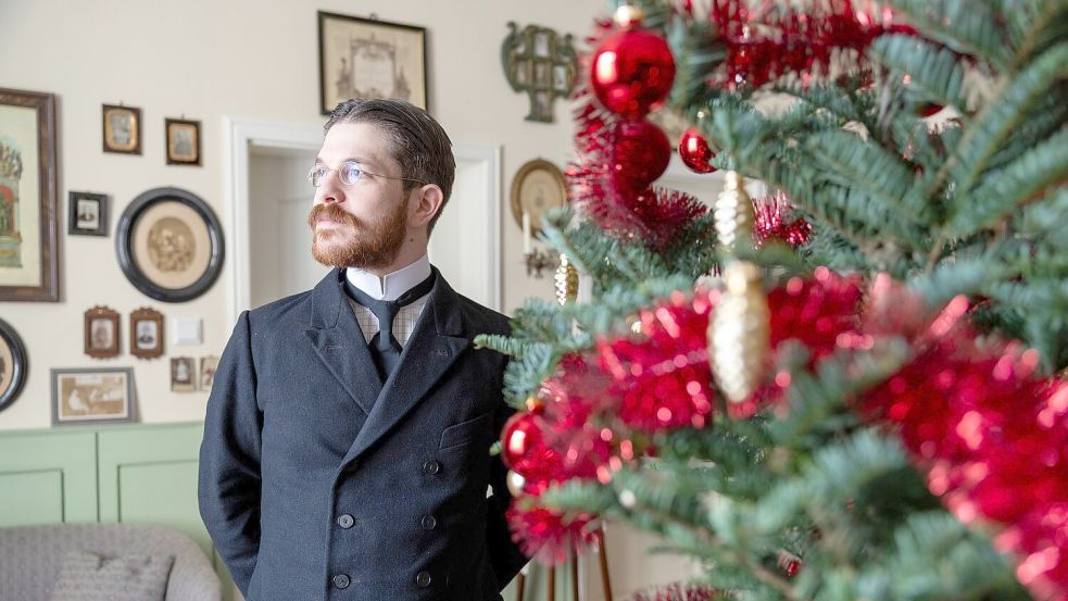 Schon länger hat Valerio Bonanno seine Wohnung mit Möbeln aus der Kaiserzeit eingerichtet und trägt nur Kleidung von damals - jetzt hat er erstmals auch ein Weihnachtszimmer aus der Epoche um 1900 nachgestellt. Foto: Thomas Banneyer