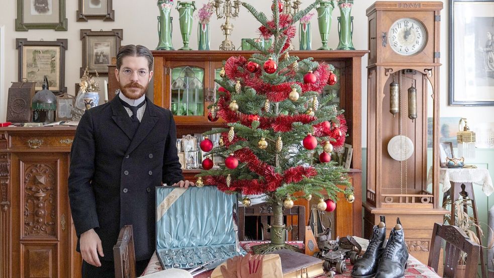 Valerio Bonanno hat ein Weihnachtszimmer um 1900 nachgestellt. Der Baum war damals meist wesentlich kleiner als heute und stand auf dem Tisch. Foto: Thomas Banneyer