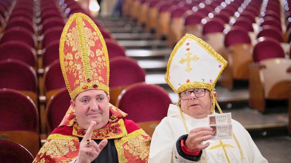Einige Zuschauer verfolgen verkleidet die Ziehung der Glückszahlen direkt im Opernhaus. Foto: Manu Fernandez/AP/dpa