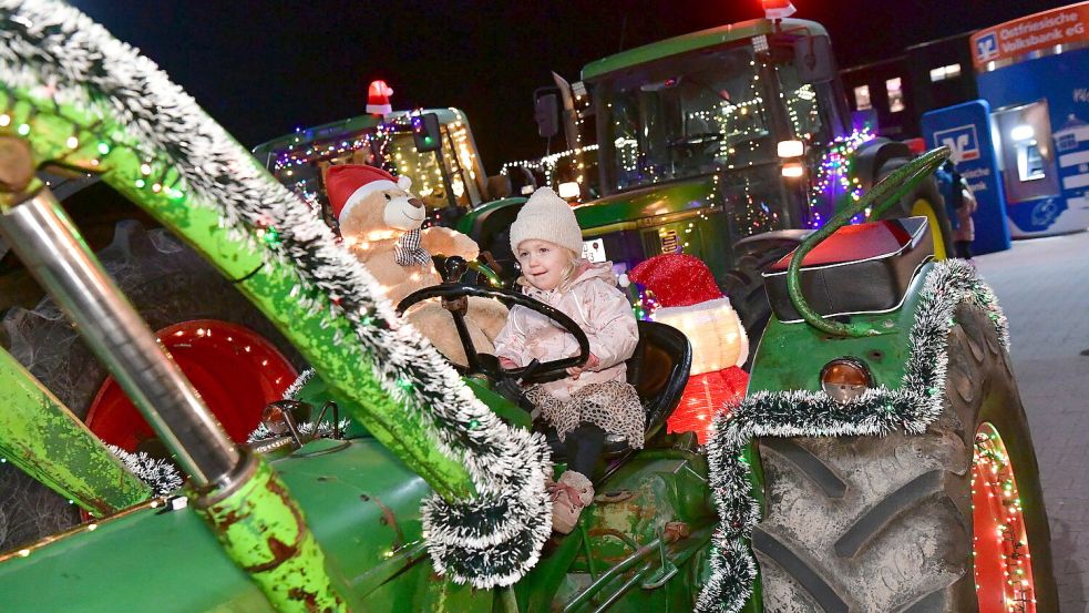Auch die Kleinsten hatten ihre Freude an den festlich beleuchteten Traktoren, die am Sonntag durch die Krummhörn und Hinte fuhren. Foto: Heinz Wagenaar