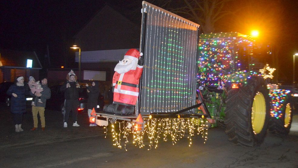 Festlich geschmückte Traktoren sorgten beim Weihnachtskorso in Bockhorst, Burlage und Klostermoor für staunende Gesichter. Foto: Holger Weers