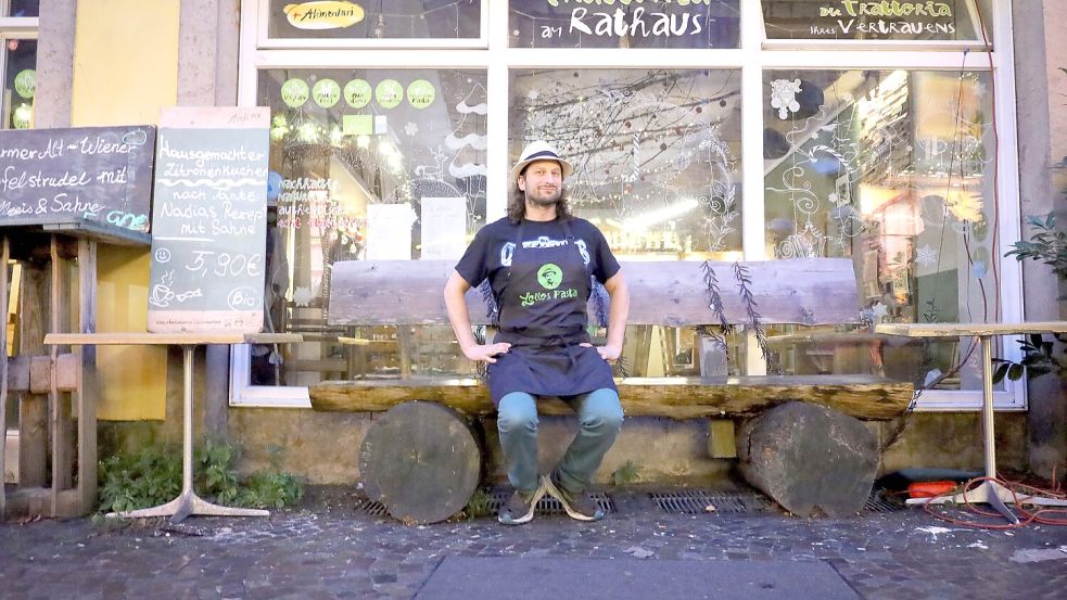 Still sitzt Lorenzo Grani eher selten. Der Inhaber der Trattoria am Markt in Osnabrück ist ein wacher und kreativer Geist. Foto: Thomas Wübker