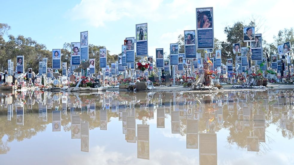 Gedenktafeln stehen auf dem Gelände der Nova Festival Memorial Gedenkstätte. (Archivbild) Foto: Elisa Schu/