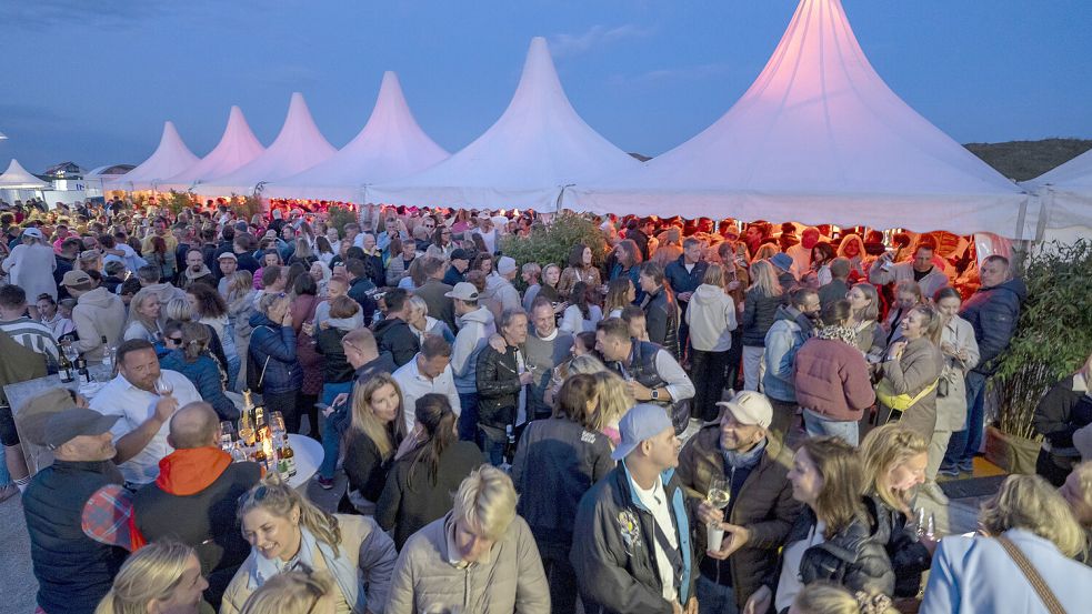 Im großen Zelt, im Beachclub und in der Weinlounge sorgen House- und Electronic-Sounds beim White Sands Festival für ausgelassene Partys. Foto: König Event