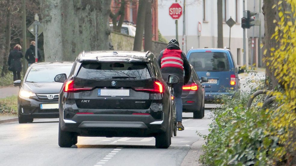 Enge Überholmanöver setzen Radfahrern auf der Süntelstraße großer Gefahr aus. Foto: Christoph Beyer
