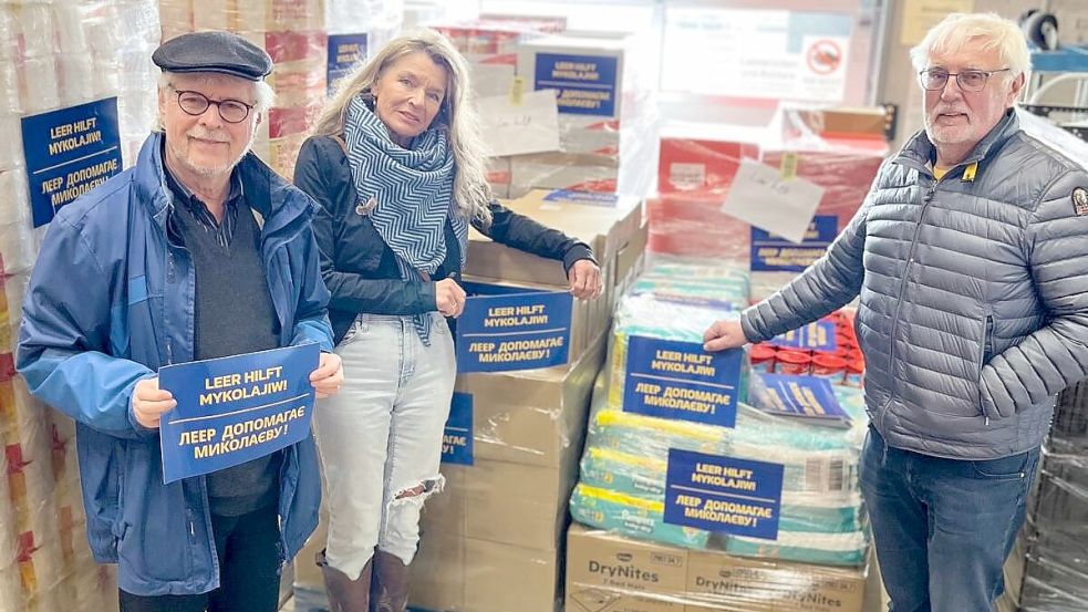 Dr. Martin Heimbucher (von links), Beate Stammwitz und Bruno Schachner kennzeichnen Hilfsgüter, die von Leer aus in die ukrainische Stadt Mykolajiw gebracht werden. Foto: privat