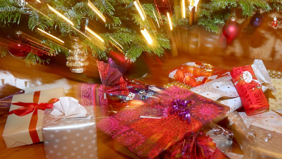 Nach der Bescherung bleibt oft ein Müllberg übrig. Foto: Karl-Josef Hildenbrand/dpa