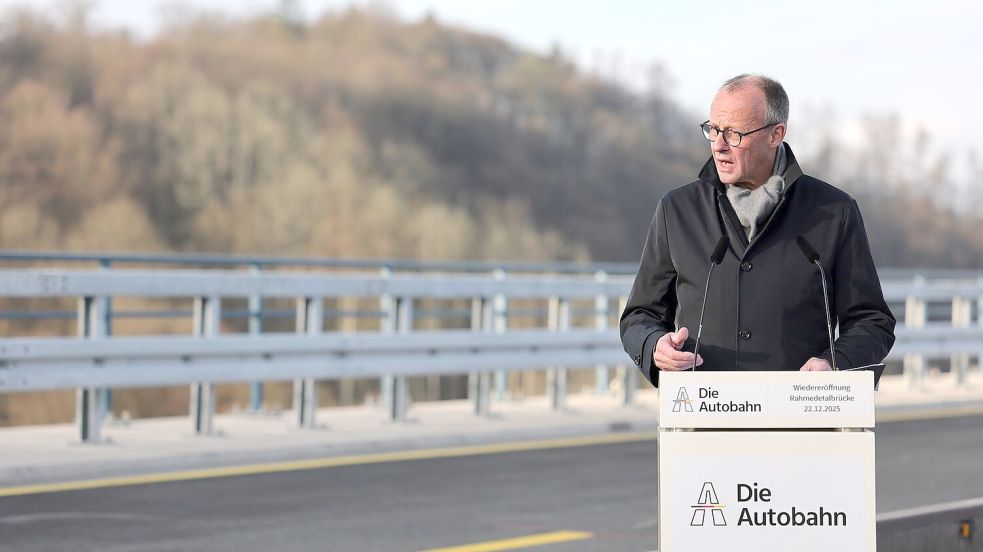 Bundeskanzler Friedrich Merz (CDU) spricht bei der Eröffnung der Rahmedetalbrücke. Foto: Rolf Vennenbernd