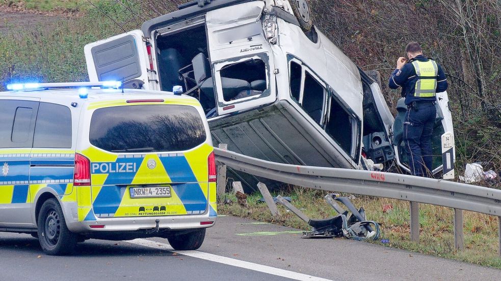 Der Transporter überschlug sich bei dem Unfall. Foto: Henning Kaiser