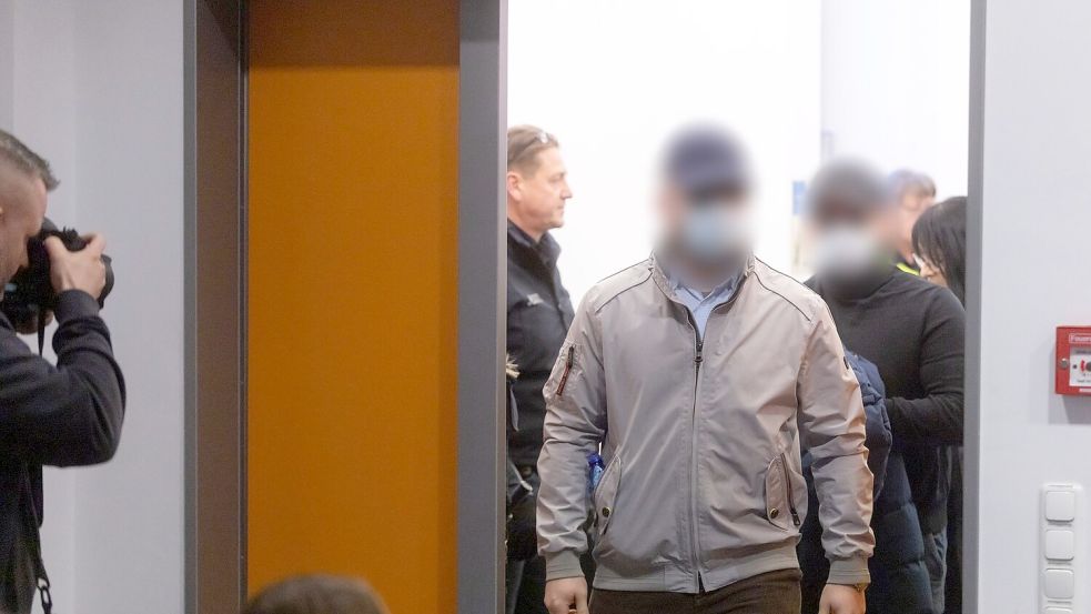 Die Angeklagten kommen zu Beginn des Revisionsverfahren im Fretterode-Prozess in den Gerichtssaal am Landgericht. Foto: Michael Reichel