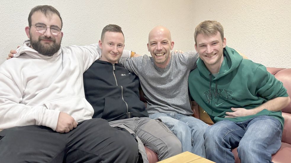 Pflegevater Robert Peris (Zweiter von rechts) mit drei seiner ehemaligen Pflegekinder. Foto: Imke Oltmanns