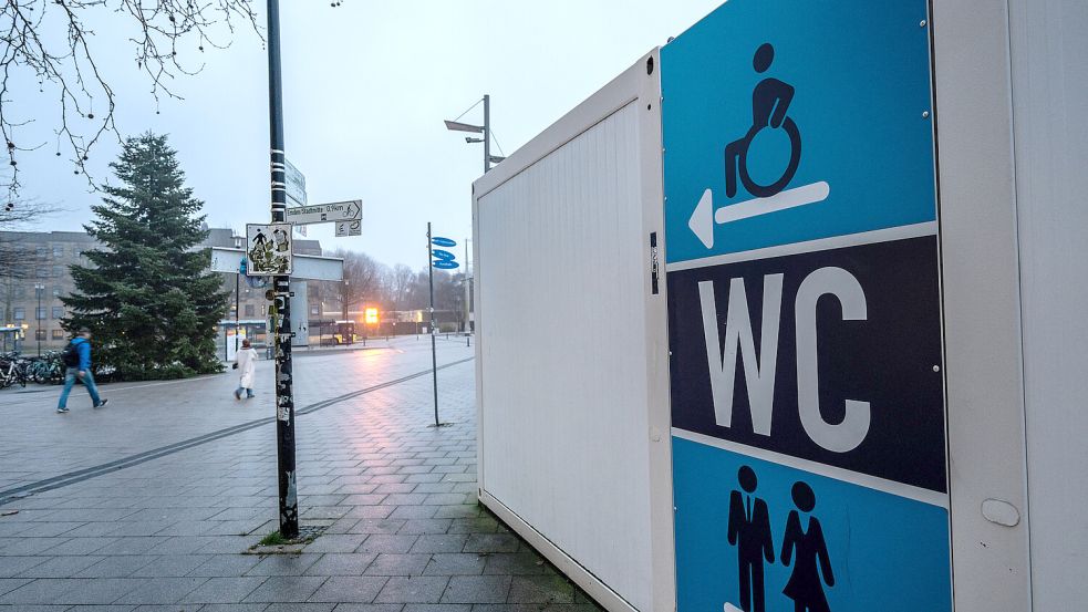 Idyllisch ist anders: Zwischen Weihnachtsbaum und WC-Container bekommen Reisende einen ersten Eindruck von Emden. Fotos: Klaus Ortgies