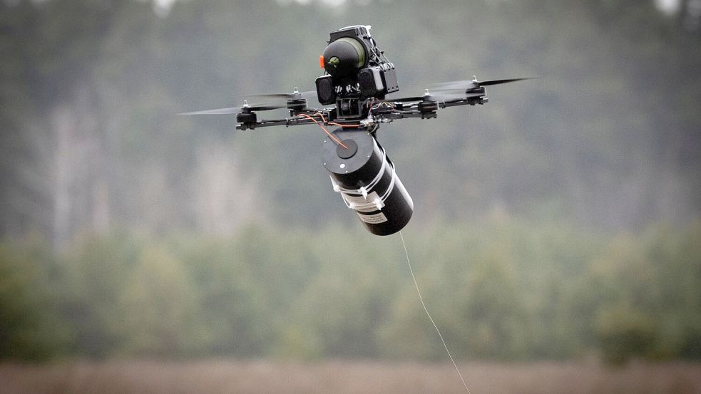 Im Ukraine-Krieg beobachten kleine Drohnen ständig das gesamte Gefechtsfeld. (Archivbild) Foto: Efrem Lukatsky/AP/dpa