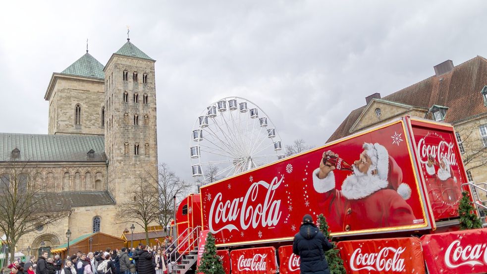 Von 15 bis 20 Uhr steht der Weihnachtstruck von Coca-Cola vor dem Dom in Osnabrück. Foto: Tobias Saalschmidt