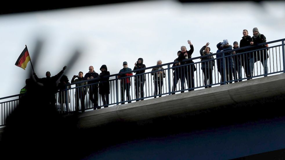 Viele Menschen entlang der Strecke jubelten den ersten Fahrzeugen auf der neuen Brücke zu. Foto: Rolf Vennenbernd