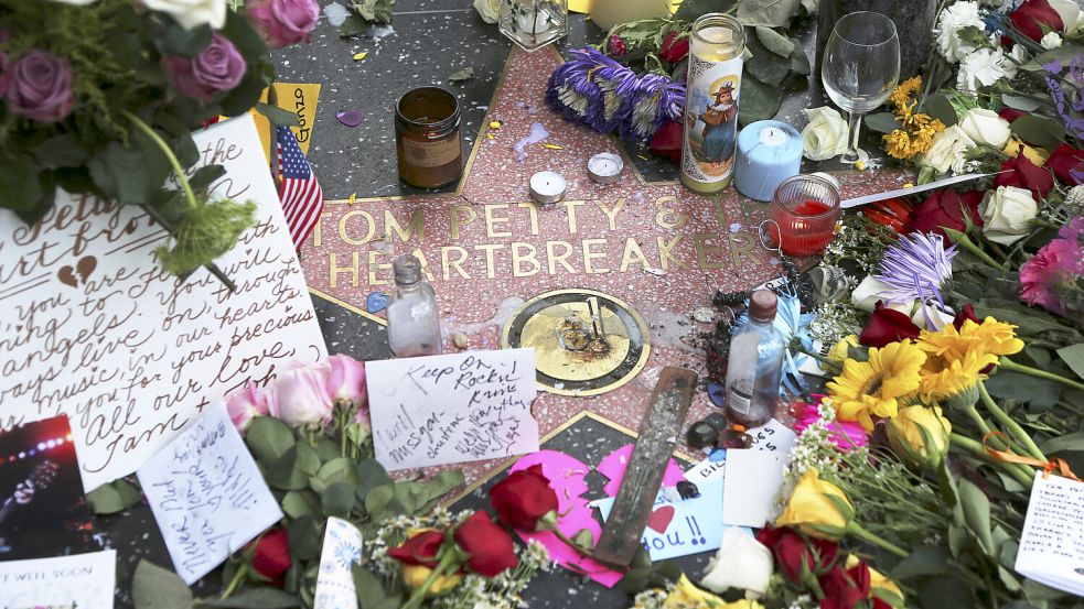 Blumen, Kerzen und handgeschriebene Beileidsbekundungen liegen in Los Angeles (USA) am Walk of Fame. Der US-Musiker Tom Petty ist im Oktober 2017 gestorben. Seine Musik lebt aber weiter. Foto: dpa/Reed Saxon