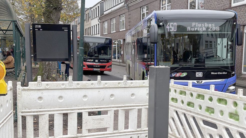 Am ZOB in Aurich gab es mehrere Baustellen. Dort werden bis Ende der Woche digitale Anzeigen mit den Abfahrtszeiten der Busse installiert. Foto: Lasse Paulsen