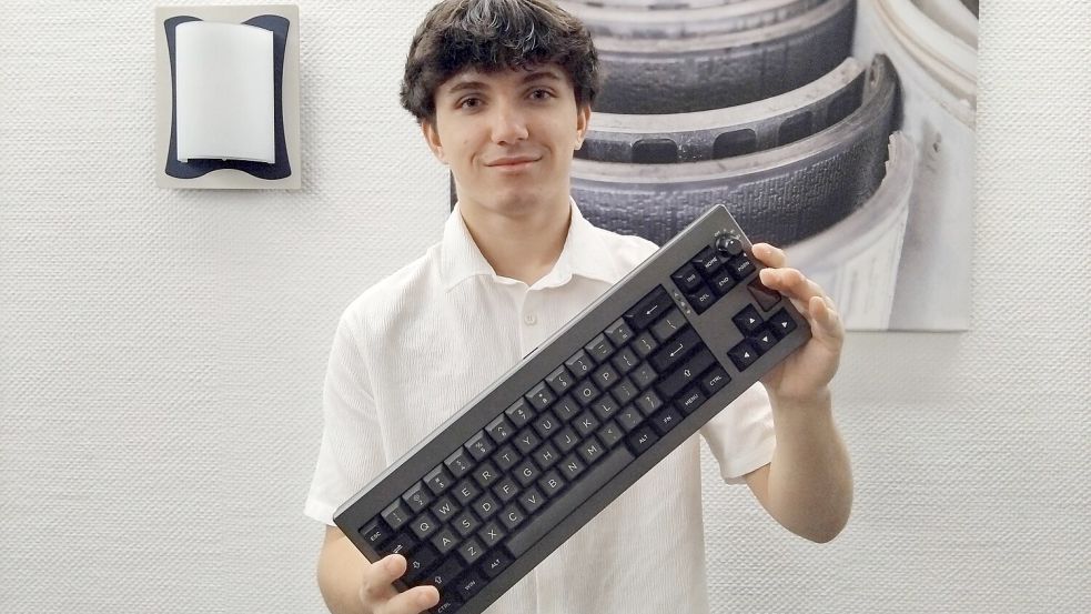 Alexej Szpevák bei der Arbeit: Sein wichtigstes Werkzeug ist die Tastatur – damit programmiert der Neunzehnjährige bei Orgadata in Leer. Foto: Clarissa Scherzer