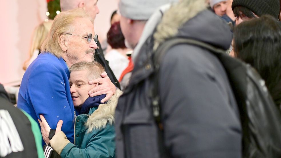 Seit 1995 organisiert der Sänger Frank Zander Weihnachtsessen für Arme und Obdachlose. Foto: Sebastian Christoph Gollnow/dpa