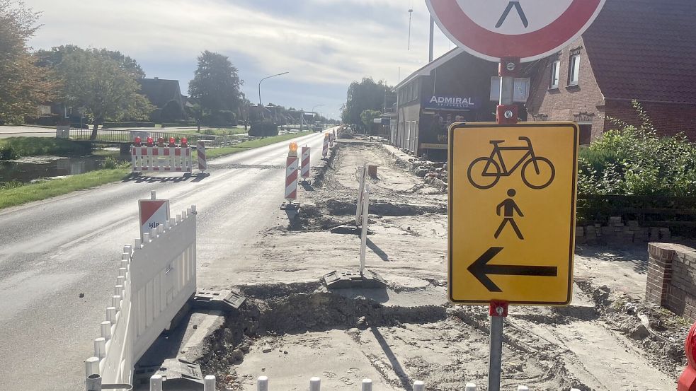 Im Zuge der Sanierung des Rad- und Gehweges an der Straße „Splitting rechts“ in Papenburg ist eine alte Koksleitung entdeckt worden. Unter anderem deshalb dauerten die Arbeiten länger. Michael Kierstein