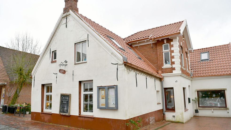 Die Maueranker an der Fassade des alten Hauses in der Greetsieler Mühlenstraße formen sein Entstehungsjahr: 1717. Fotos: Heinz Wagenaar