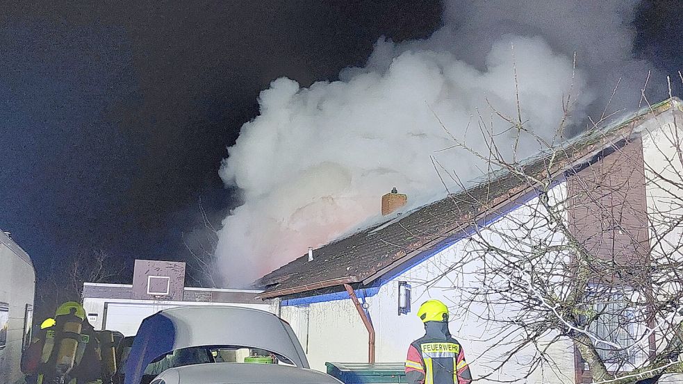 In dem Haus einer vierköpfigen Familie in Jheringsfehn war am Freitagabend ein Feuer ausgebrochen. Für den Vater hatte das schlimme Folgen. Foto: Bodo Wolters