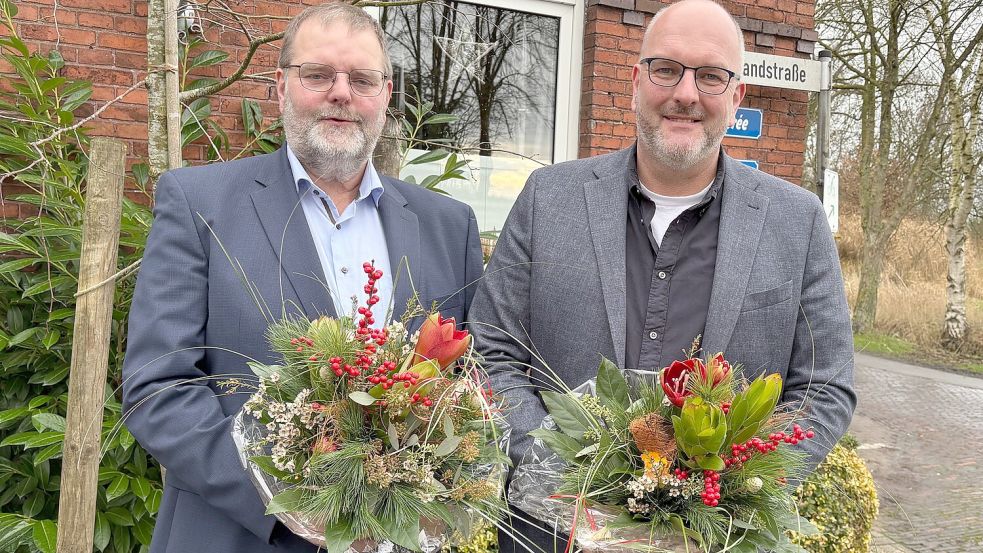 Moeteus Barth (links) ist neuer Obersiel- und Oberdeichrichter. Andreas Bontjer wurde im Amt des stellvertretenden Obersielrichters bestätigt. Foto: Karin Lüppen