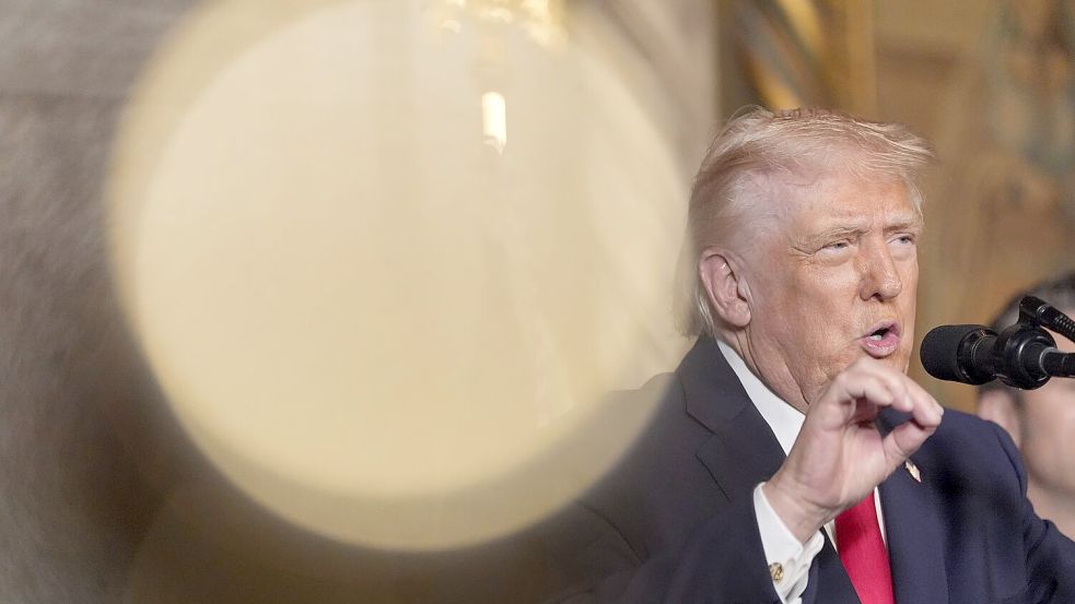 Trump ändert seinen Ton gegenüber Clinton. Foto: Alex Brandon/AP/dpa