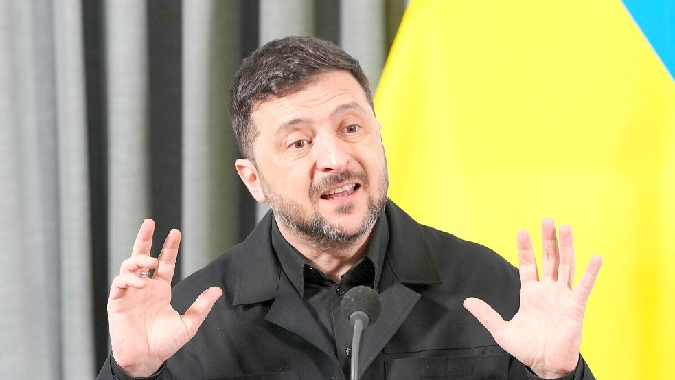 Der ukrainische Präsident Wolodymyr Selenskyj erwartet nach Moskaus Ablehnung einer Feuerpause zum westlichen Weihnachtsfest massive russische Angriffe an den Feiertagen. (Archivbild) Foto: Peter Dejong/AP/dpa