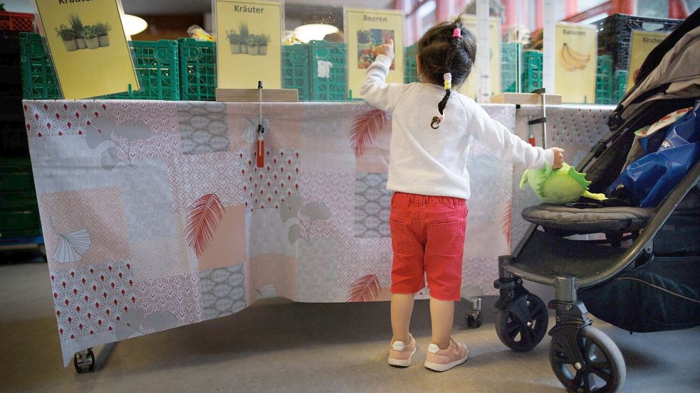Laut den Tafeln steigt die Zahl der Kunden im Kindes- und Jugendalter. (Archivbild) Foto: Carsten Koall