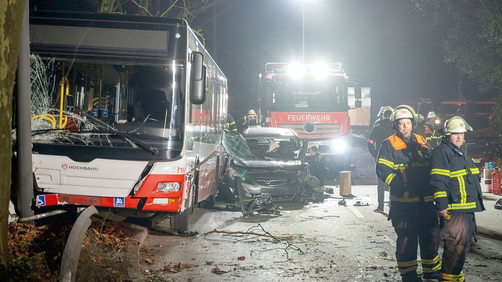 Auf der Flucht geriet der Wagen zwischen einen Linienbus und ein weiteres Fahrzeug und wurde dabei eingeklemmt. Foto: Rene Schröder