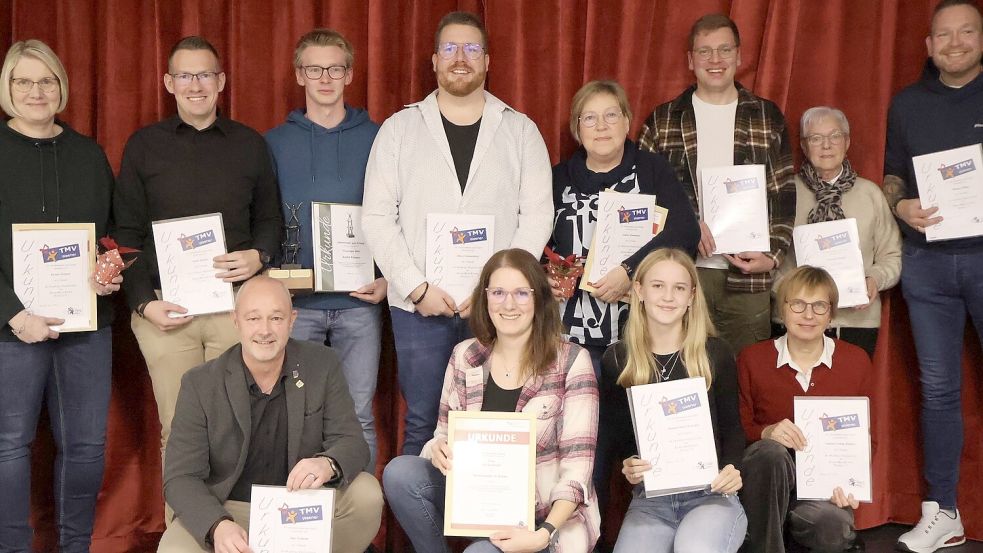 Auf der Versammlung wurden Kerstin Siemons (von links), Dennis Janssen, Ingo Schmidt, André Pastoor, Marcel Sonnenberg, Ina Leissen, Andrea Hamminga, Hannah Marie Wutschke, Ingo Giese, Irmhild Freitag-Knipper, Gertraud Schmidt und Thomas Oltrop für ihre Treue zum Turner-Musik-Verein mit Urkunden ausgezeichnet. Foto: privat