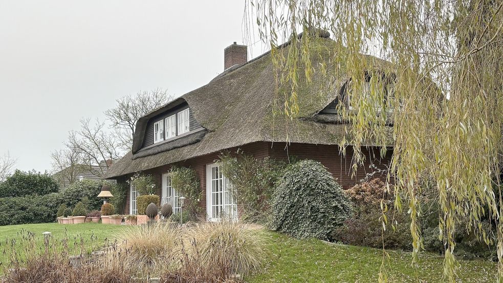 Für einen Suurhuser war ein Haus im Bauernstil mit Reetdach ein großer Traum, den er sich in den 1970er Jahren erfüllt hat. Fotos: Mona Hanssen