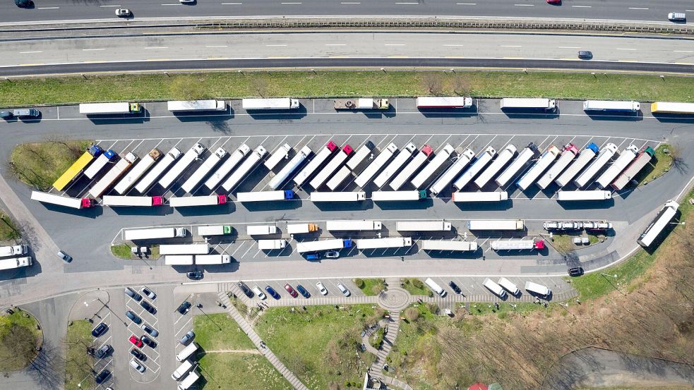 Weihnachten bedeutet für viele Lkw-Fahrer eine Zwangspause – fern der Heimat. Foto: dpa/Arnulf Stoffel