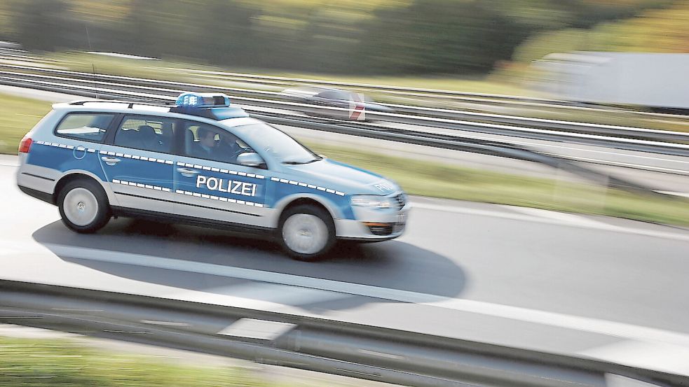 Die Polizei stoppte am Montag eine Falschfahrerin auf der A33. Foto: Imago /Jochen Tack